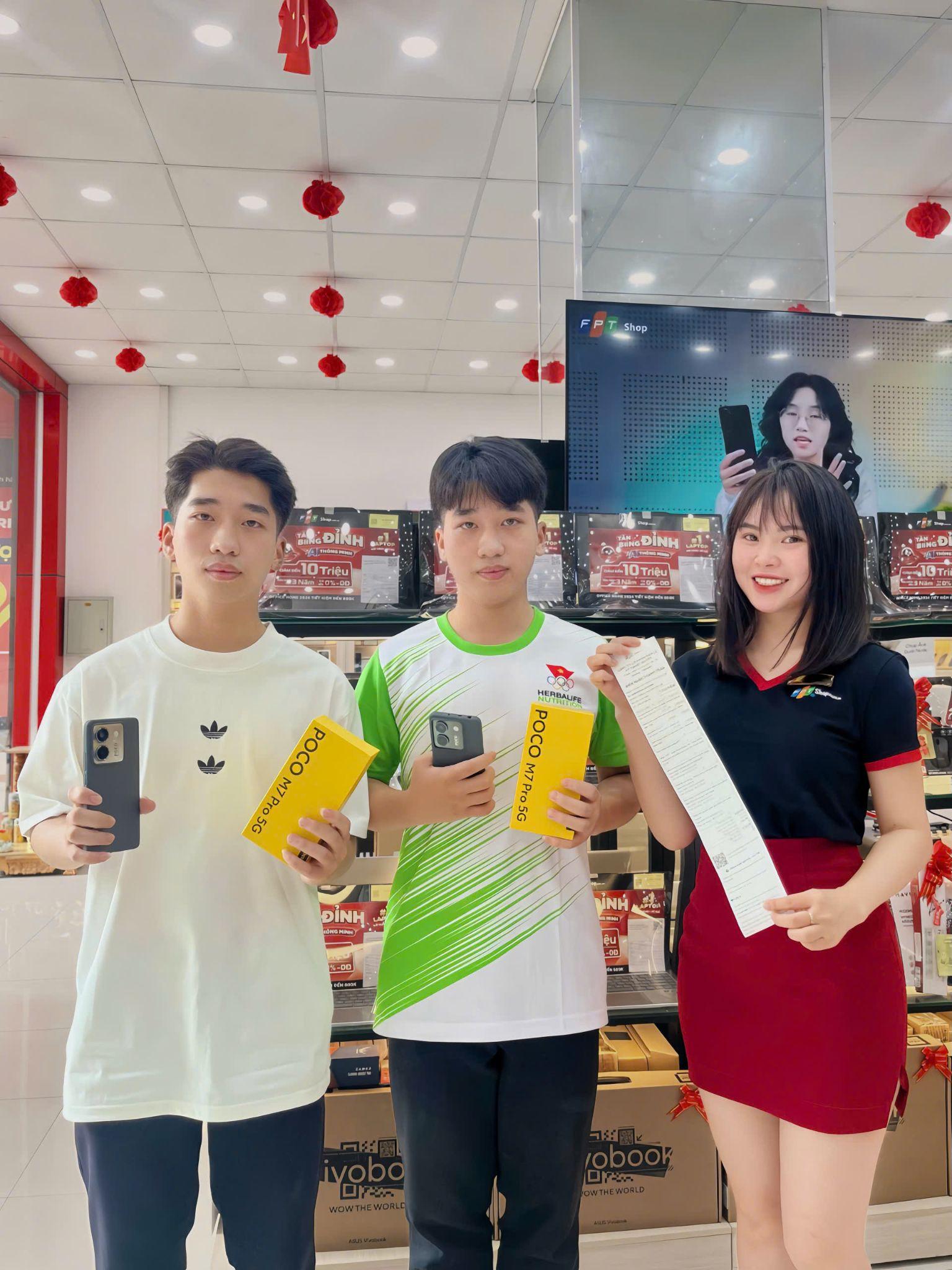 Giới trẻ hào hứng sắm điện thoại mới với ưu đãi Back to School