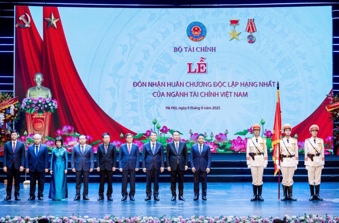 Bộ Tài chính đón nhận Huân chương độc lập hạng nhất