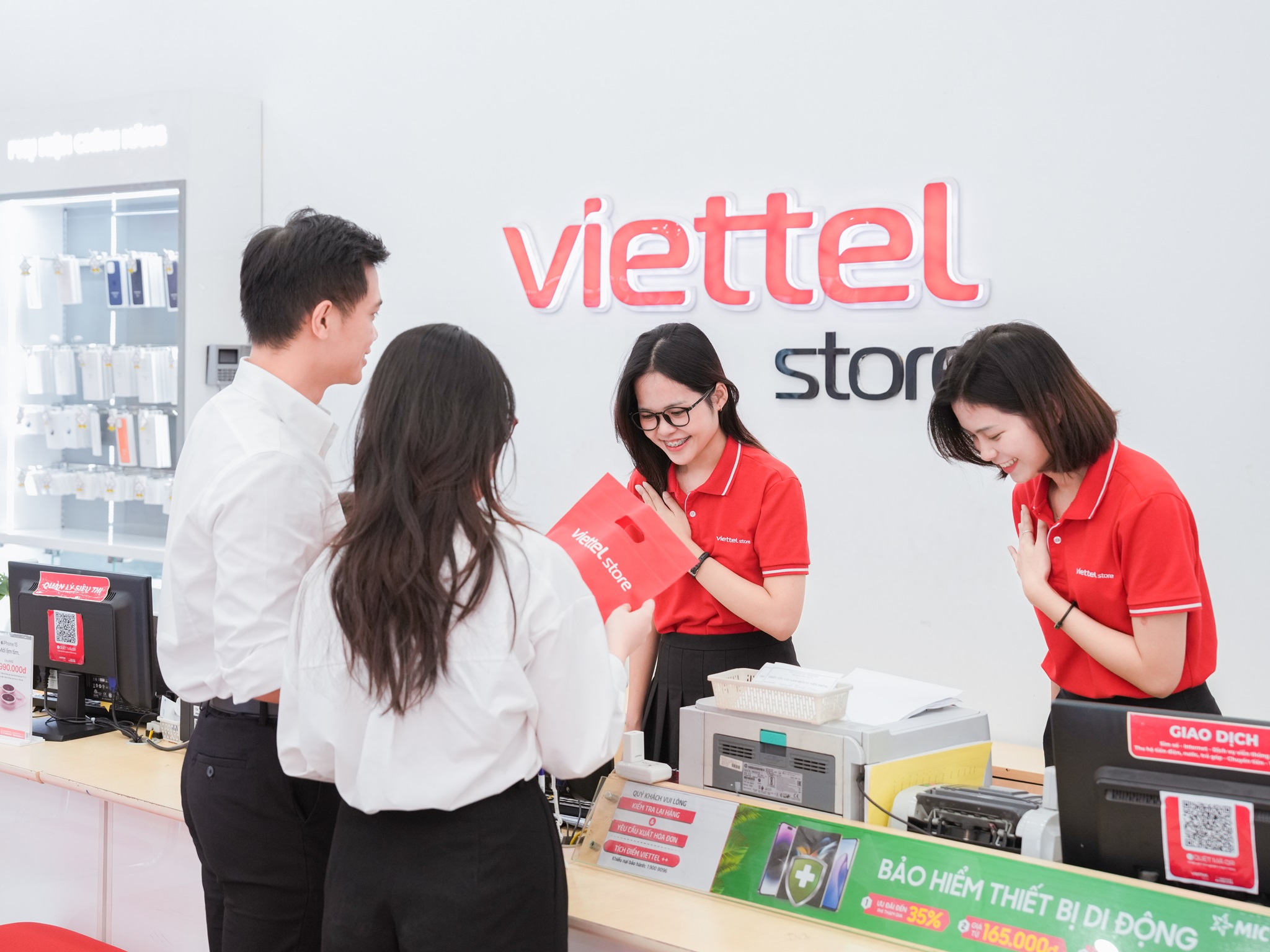 Viettel Store triển khai chương trình khuyến mại dịp Quốc khánh, có cả quà tặng giới hạn cho các iFan- Ảnh 4. Khách hàng check-in nhận quà giá trị