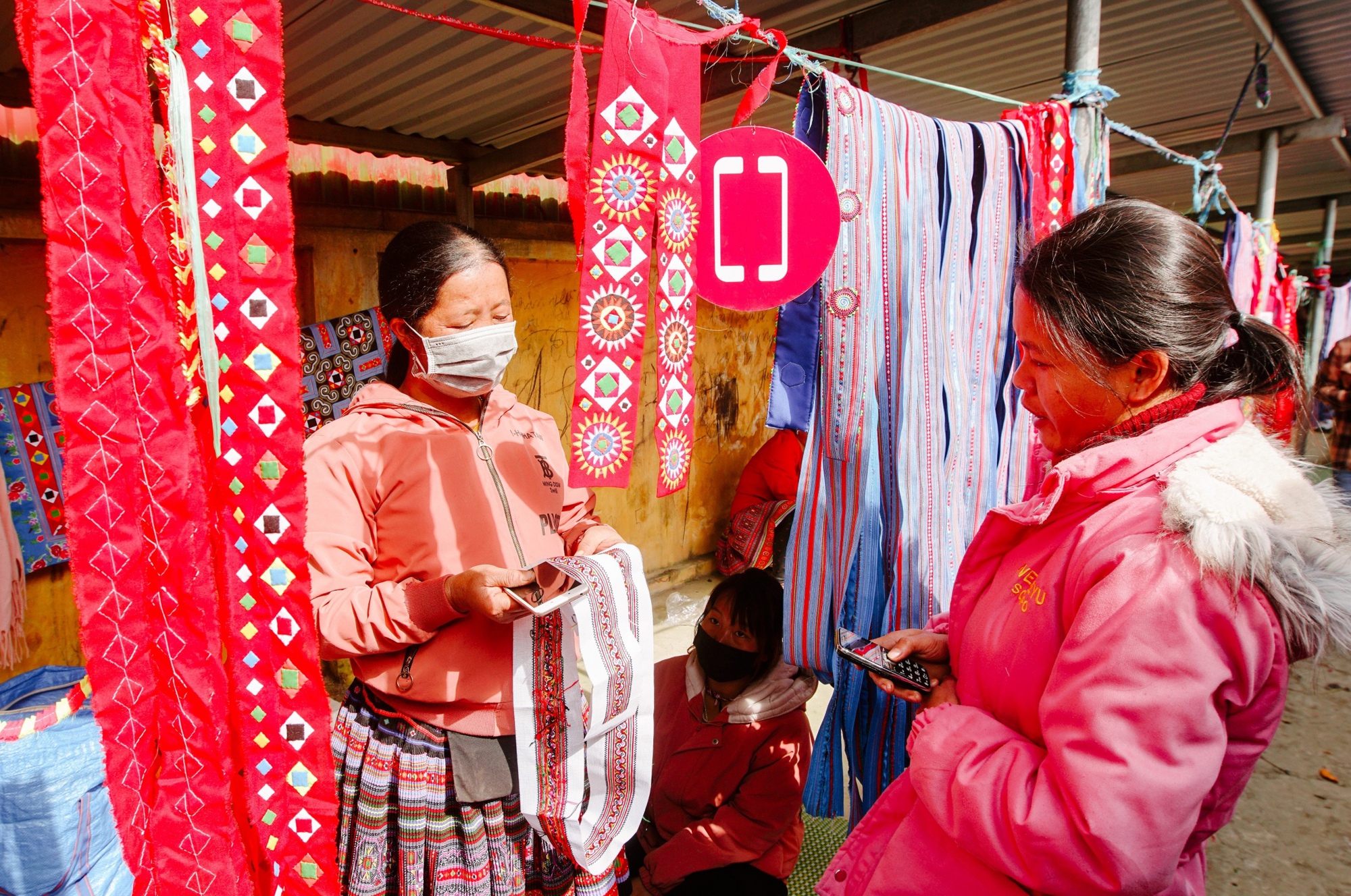 Người dân sử dụng dịch vụ tài chính số tại nông thôn