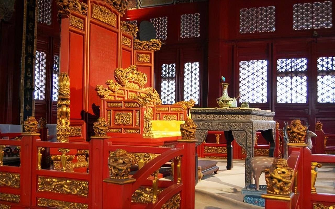 Chiếc ghế Long Ỷ độc đáo trong Tử Cấm Thành