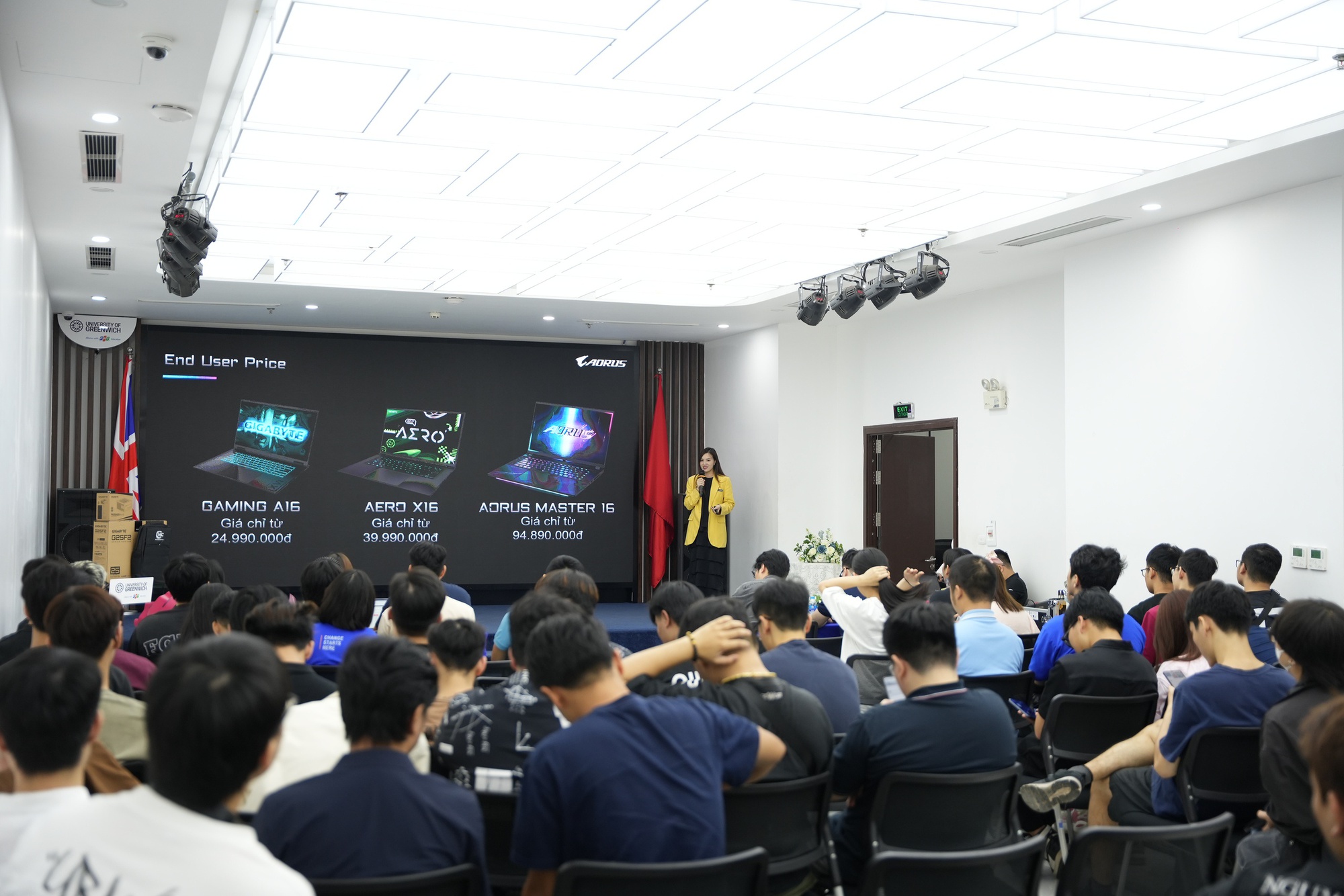 Laptop cấu hình cao cho sinh viên