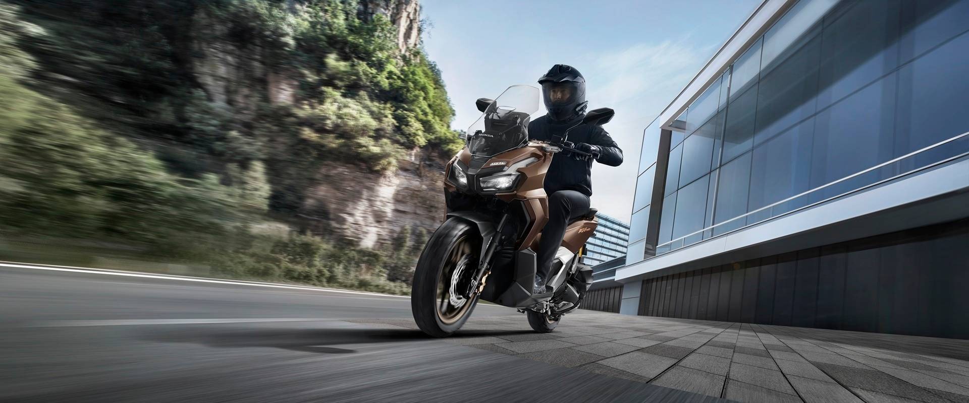 Hệ thống an toàn bao gồm ABS, HSTC và ESS