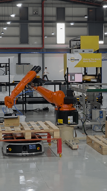 Cánh tay robot vận hành tại trung tâm