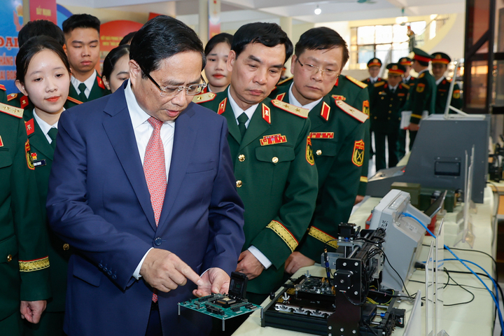 Thủ tướng Phạm Minh Chính tham quan khu trưng bày các sản phẩm nghiên cứu khoa học Thủ tướng Phạm Minh Chính tham quan khu trưng bày các sản phẩm nghiên cứu khoa học của Học viện Kỹ thuật quân sự
