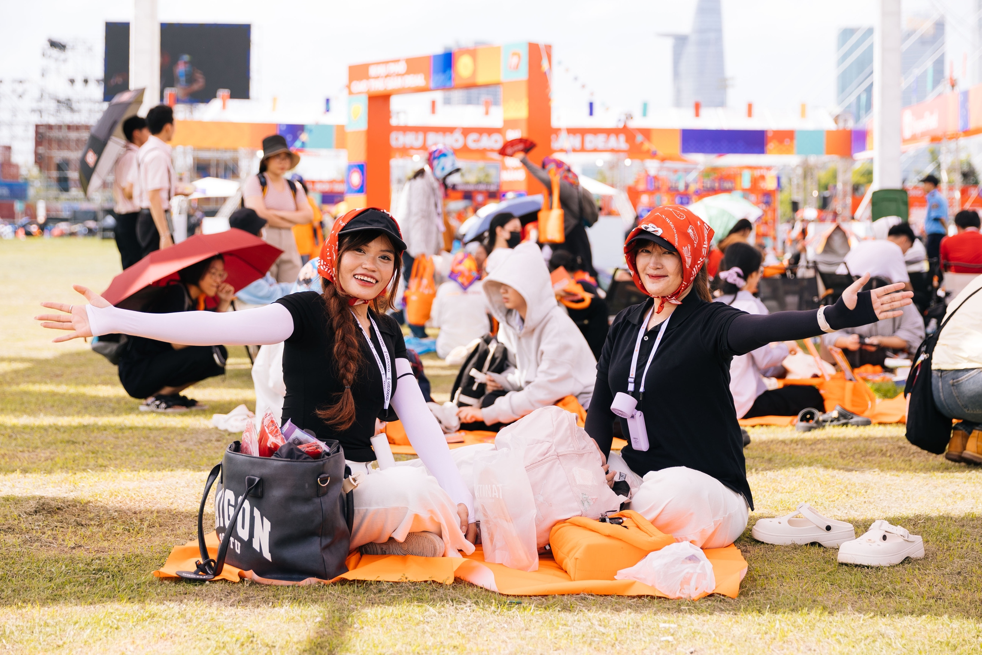 Giới trẻ thưởng thức ẩm thực tại sự kiện