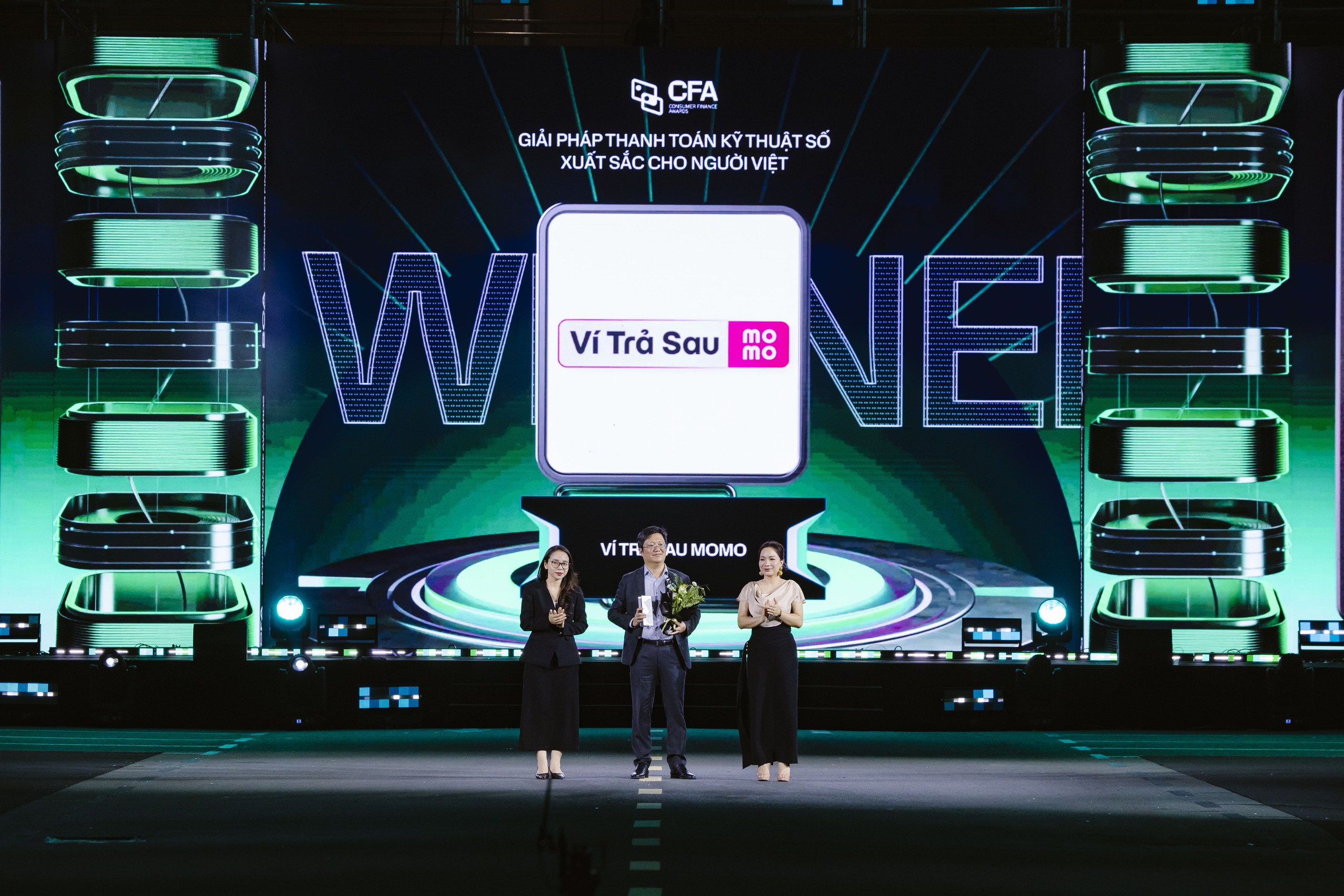 Đại diện nhận giải CFA trên sân khấu