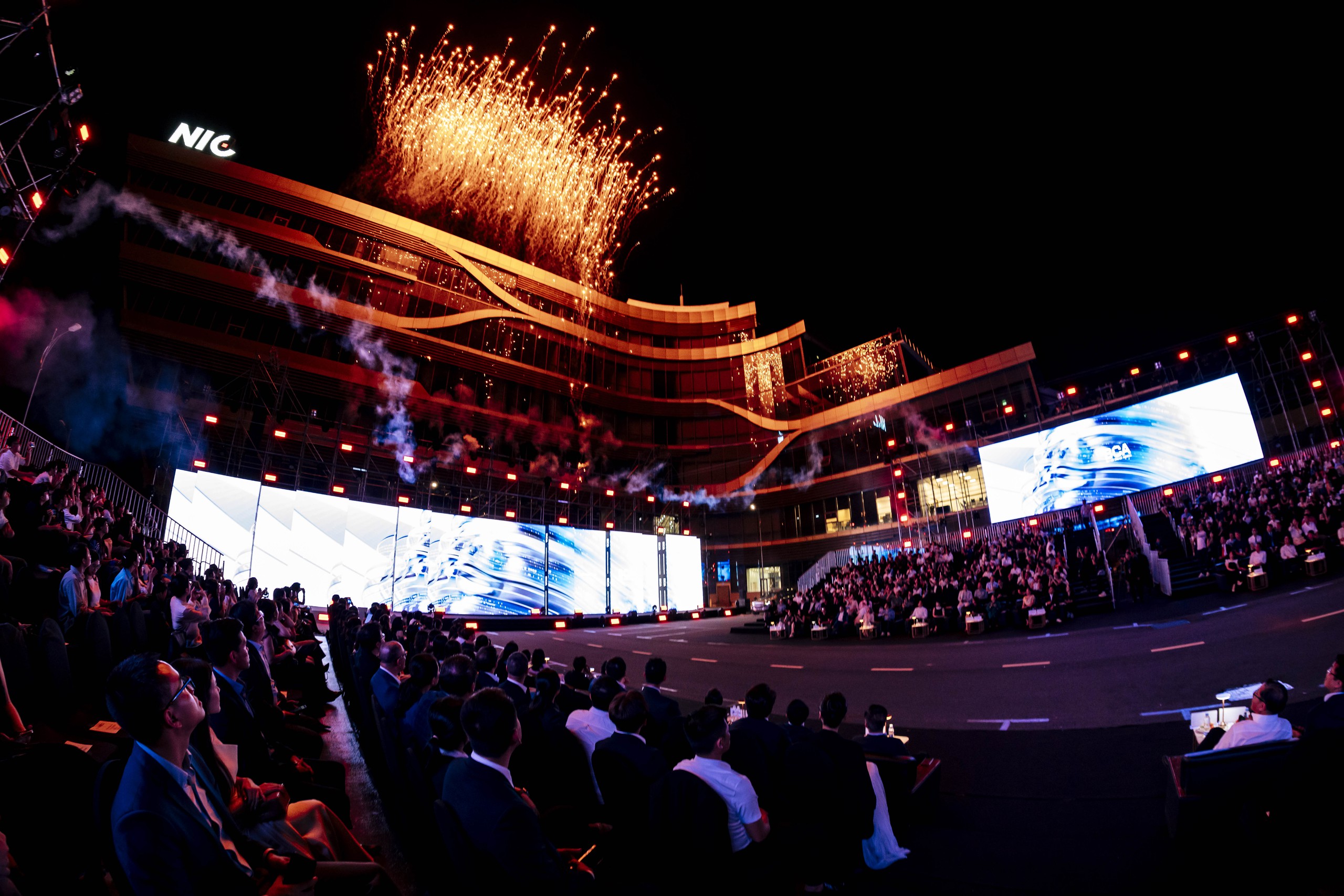 Sân khấu sự kiện với hiệu ứng LED hiện đại