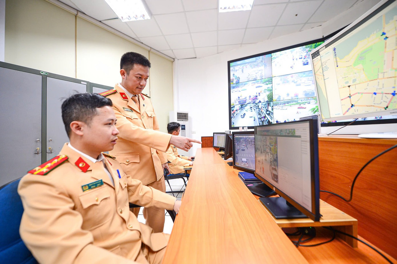 Cán bộ, chiến sĩ Phòng CSGT Hà Nội làm nhiệm vụ tại trung tâm Cán bộ chiến sĩ làm việc tại trung tâm điều khiển