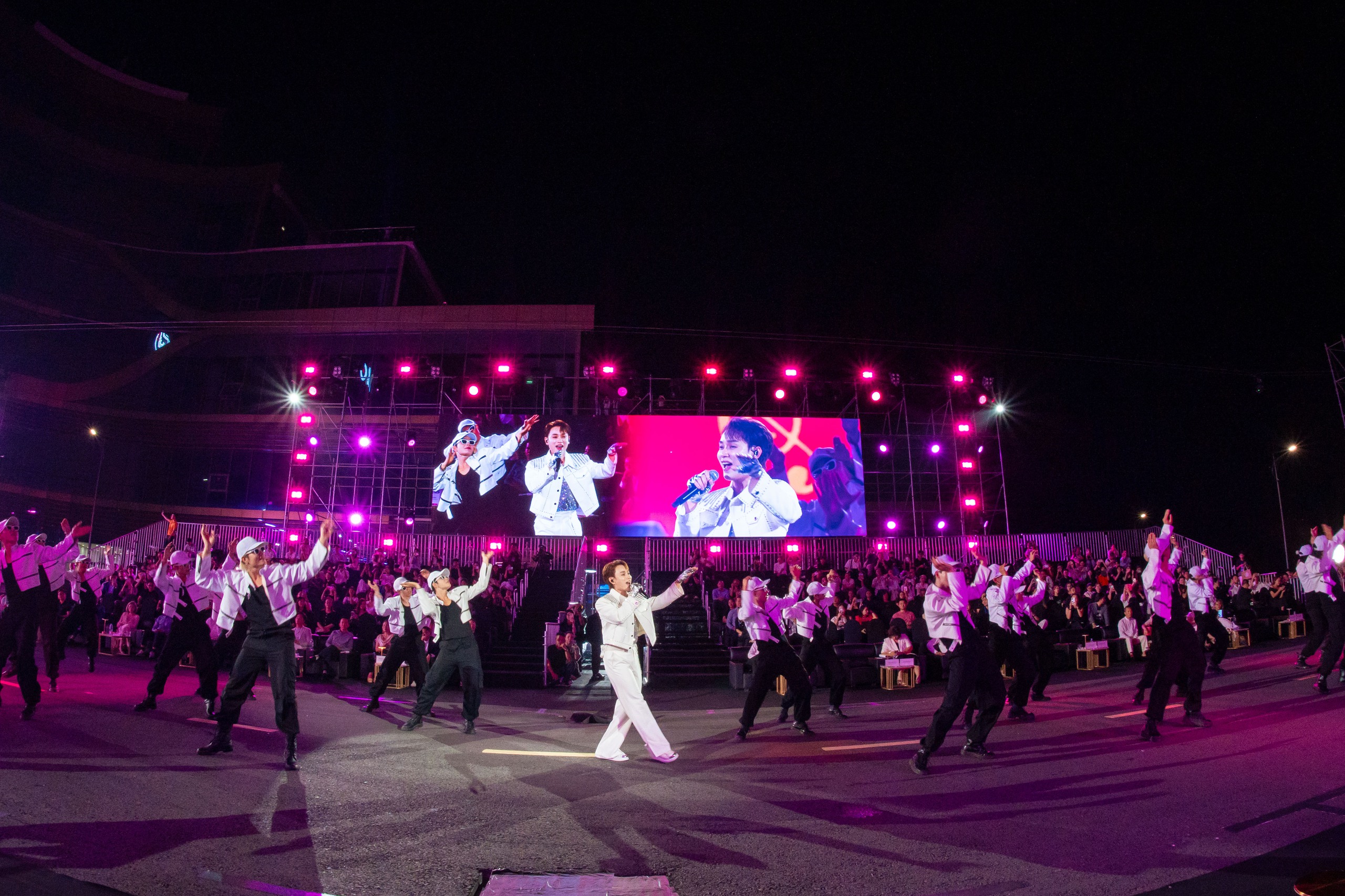 Mẫu xe đạt giải Car Choice Awards trình diễn cùng các vũ công trên sân khấu