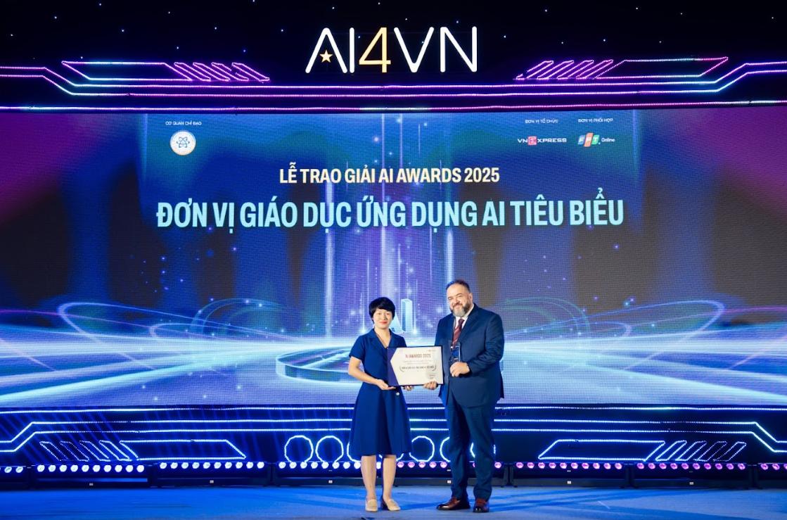 Phó Giáo sư Ali Al-Dulaimi nhận giải thưởng