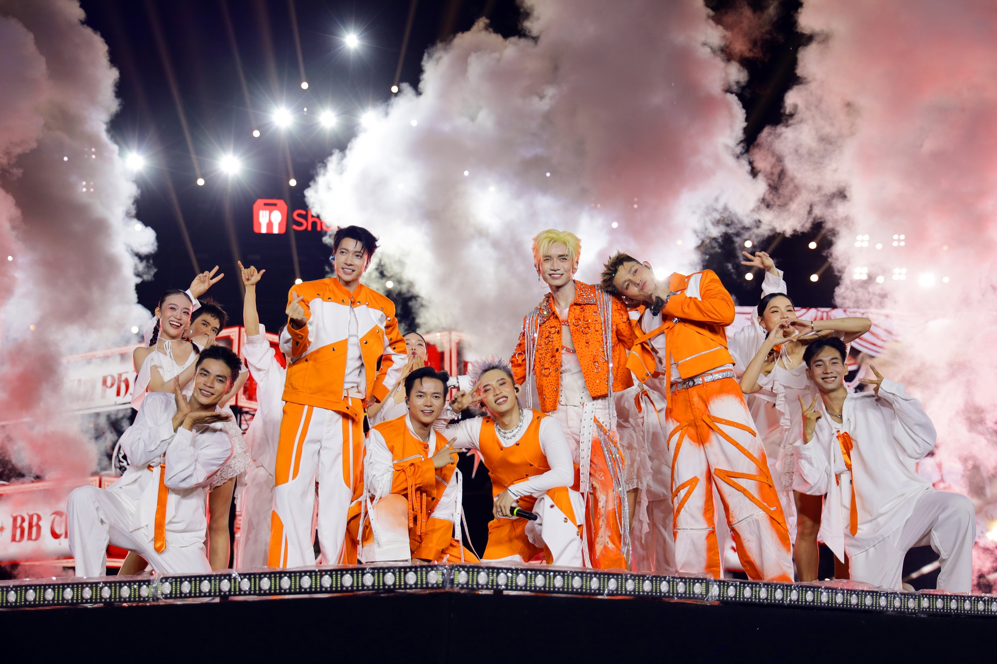 Khán giả hòa mình trong âm nhạc dưới pháo hoa