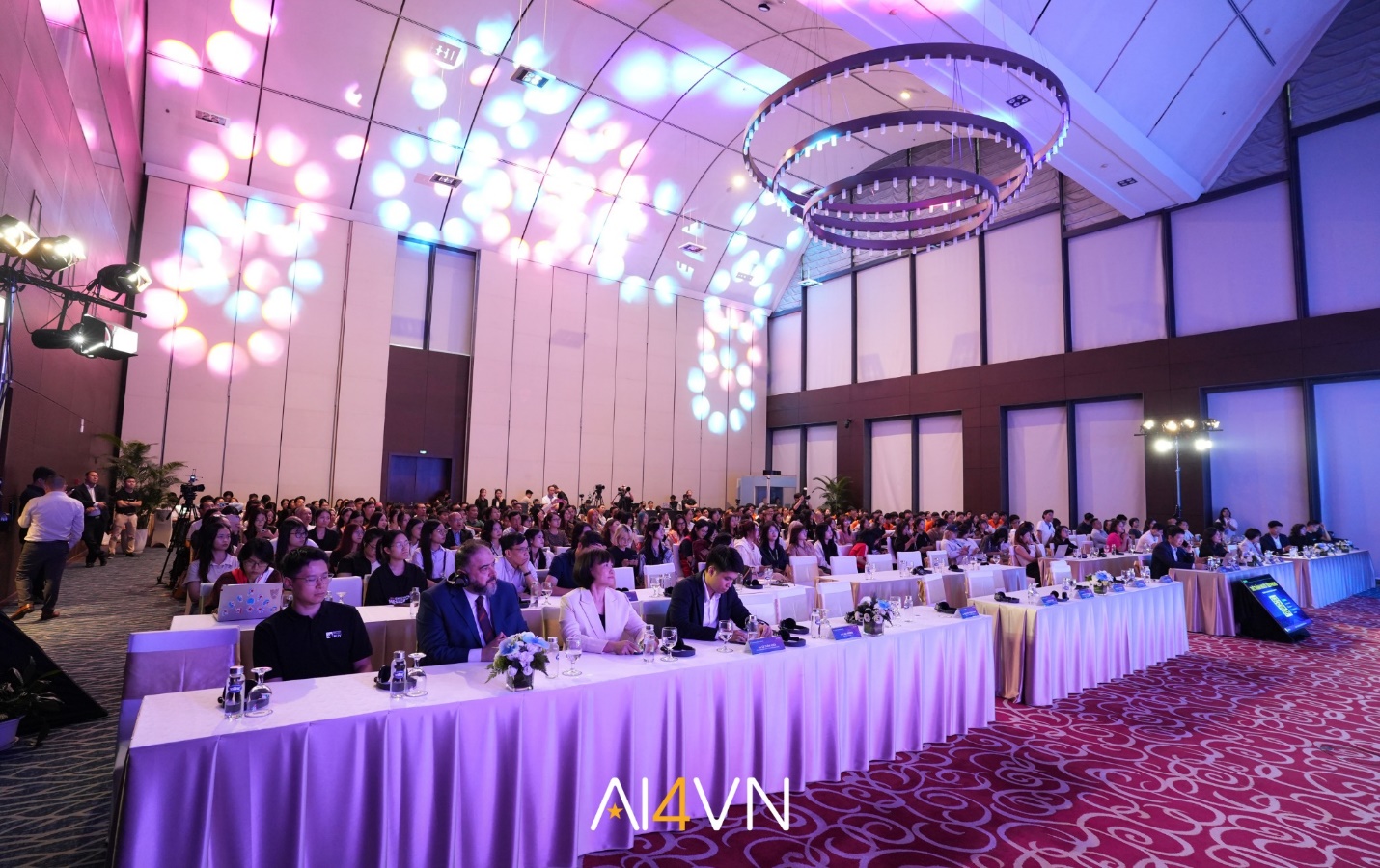 Giới chuyên gia và doanh nghiệp tham dự sự kiện AI4VN