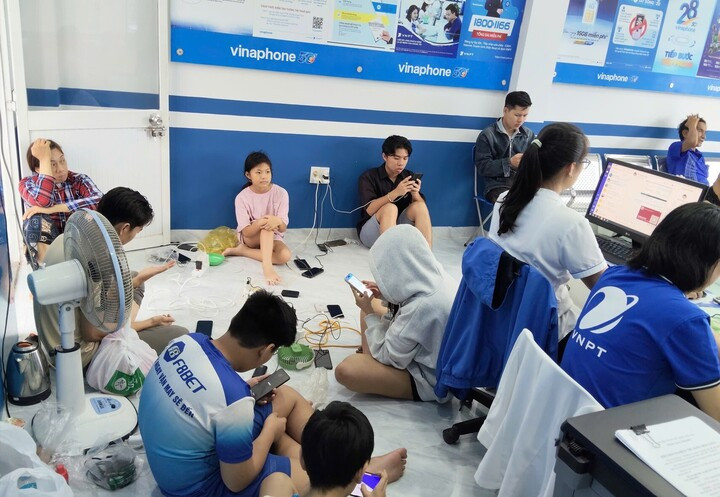 Điểm hỗ trợ người dân sạc pin điện thoại trong vùng lũ