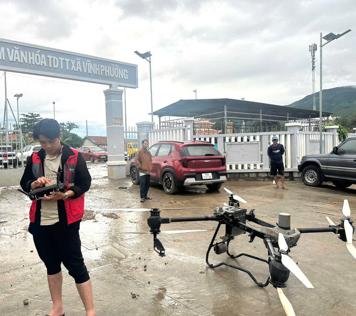 Drone vận chuyển hàng cứu trợ trên vùng lũ