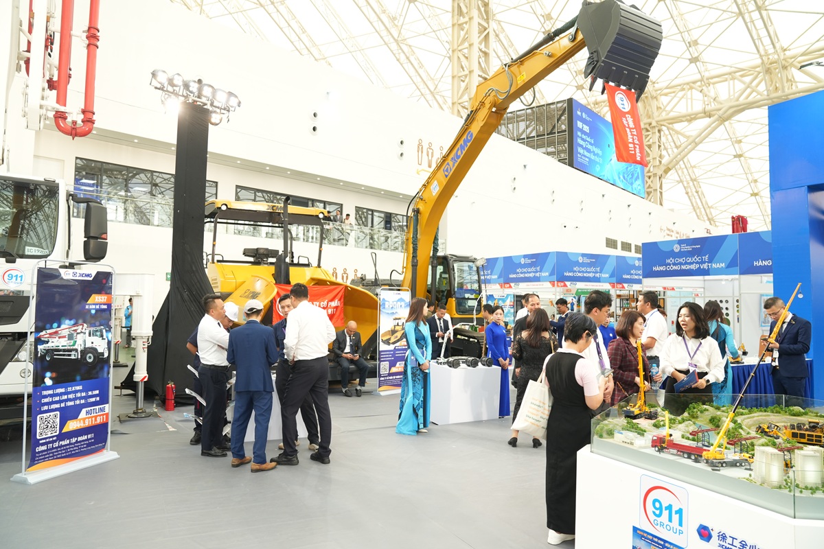 Khu trưng bày đồ sộ và chuyên nghiệp gồm sa bàn mô hình Khu trưng bày đồ sộ và chuyên nghiệp, gồm cả sa bàn mô hình.