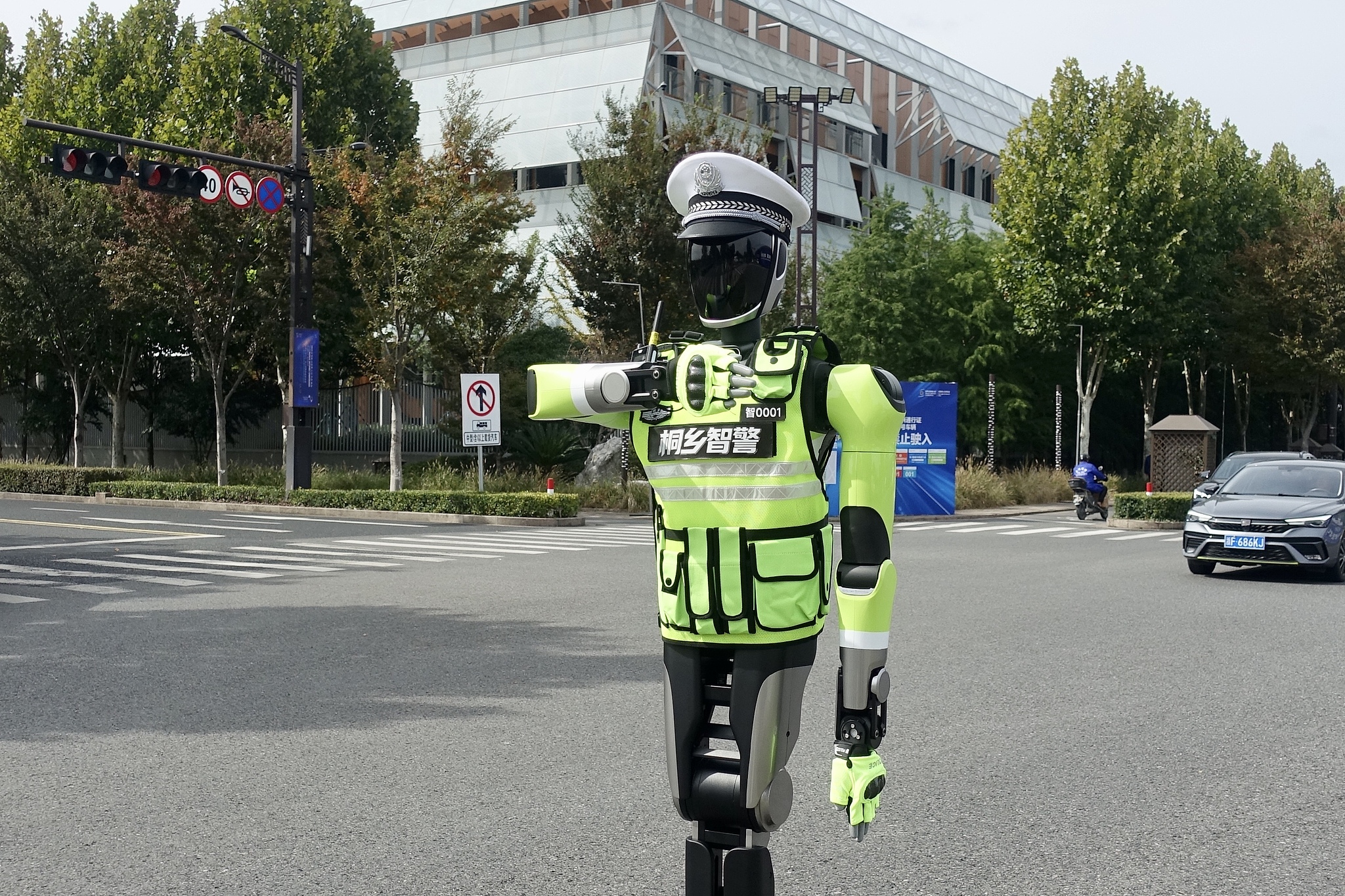 Tiểu Hổ xuống phố: Trung Quốc chính thức triển khai robot cảnh sát giao thông - Ảnh 3. Robot Tiểu Hổ hoạt động tại khu vực đông người