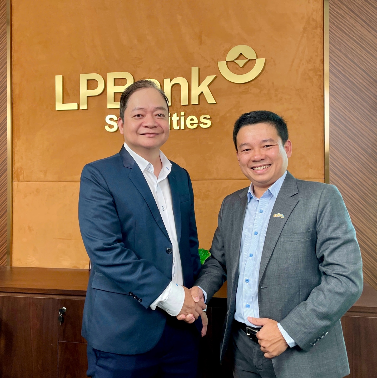 Ông Lê Nguyên Dũng bắt tay cùng Ông Hoàng Công Nguyên Vũ, khẳng định sự hợp tác chiến lược