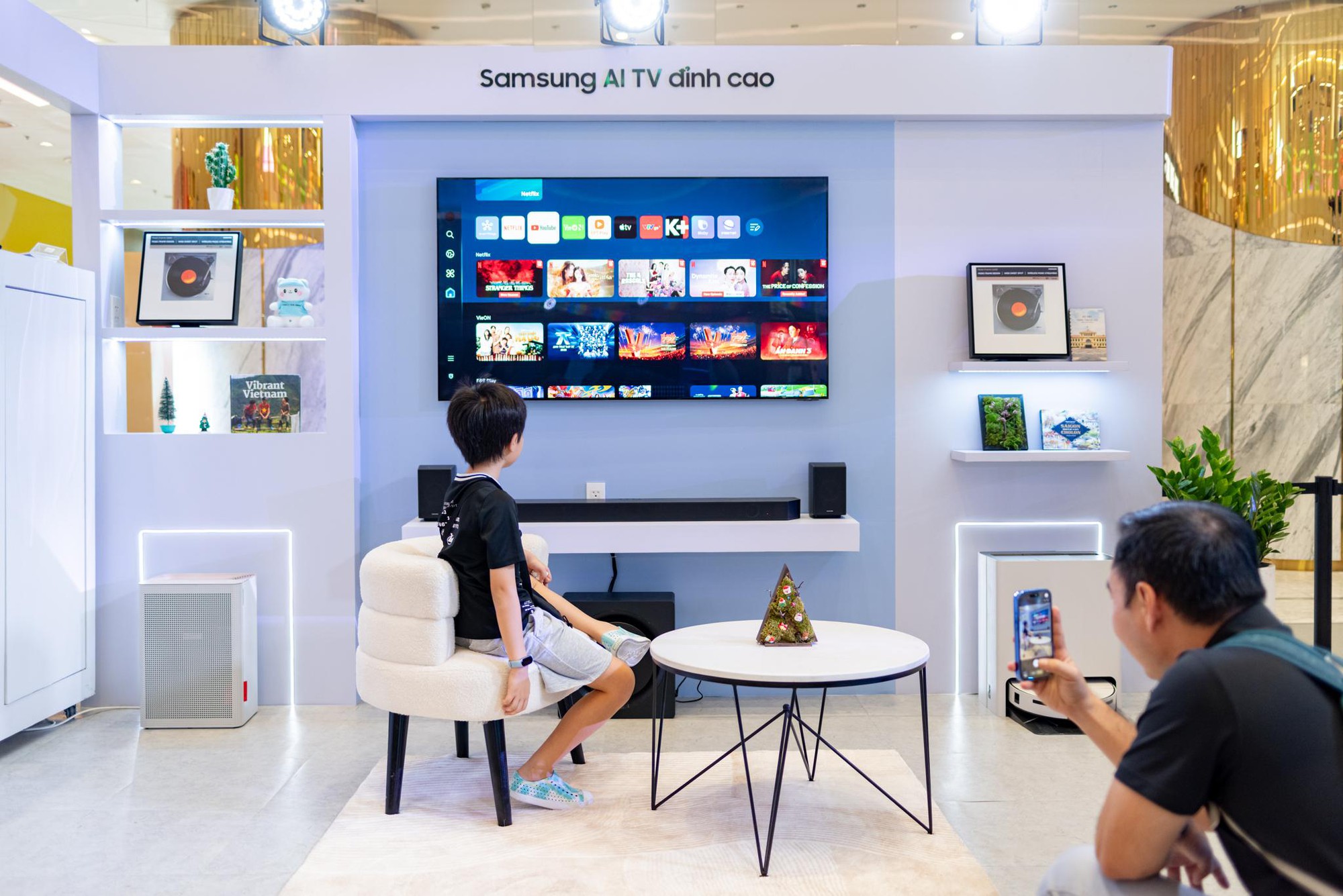 Trải nghiệm phòng khách thông minh Phòng khách với TV và robot hút bụi