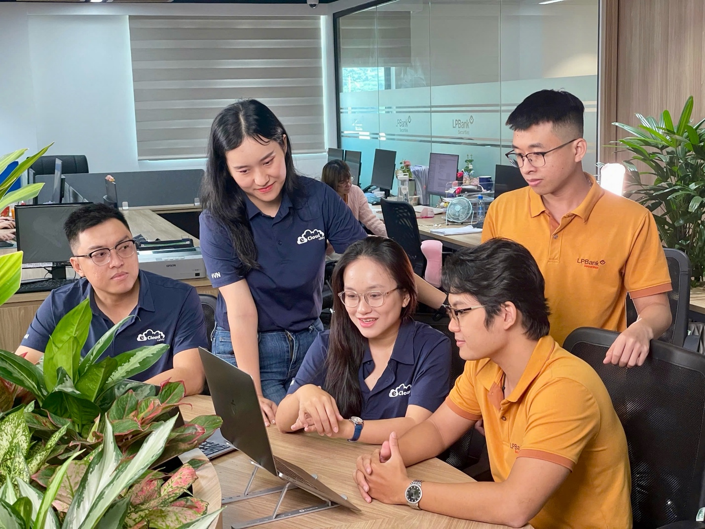 Đội ngũ Kỹ thuật eCloudvalley và LPBS đang cùng thảo luận cho dự án chuyển đổi số